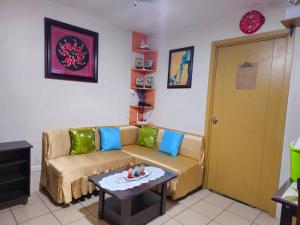 Coin salon dans l'établissement Affordable Staycation-2-BR Free Wifi