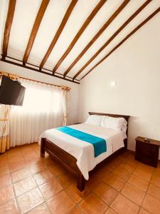 ein Schlafzimmer mit einem großen Bett in einem Zimmer in der Unterkunft BALCON DE CHIE in Villa de Leyva