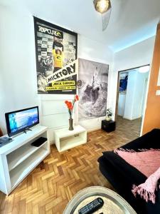 sala de estar con TV y sofá en Apartamento Copa Surf HIR 8, en Río de Janeiro