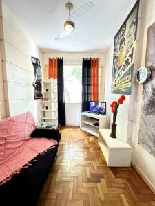 Habitación con cama y TV. en Apartamento Copa Surf HIR 8, en Río de Janeiro