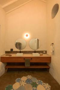 a bathroom with two sinks and a large mirror at CASA JUANA BARICHARA in Barichara
