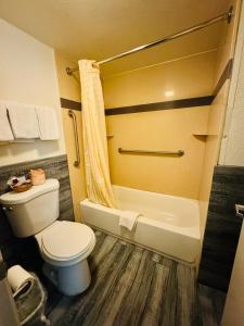 uma casa de banho com um WC e uma banheira em Mount Whitney Motel em Lone Pine
