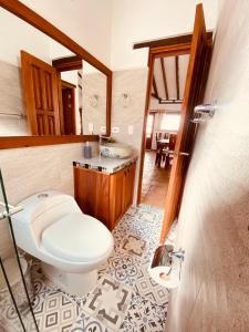 y baño con aseo y lavamanos. en BALCON DE CHIE, en Villa de Leyva