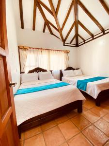 1 Schlafzimmer mit 2 Betten in einem Zimmer in der Unterkunft BALCON DE CHIE in Villa de Leyva