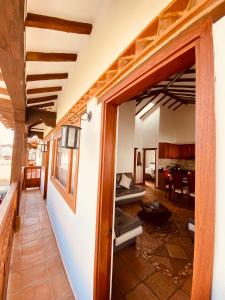ein Wohnzimmer mit Blick auf ein Wohnzimmer in der Unterkunft BALCON DE CHIE in Villa de Leyva