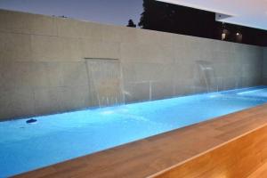een groot zwembad met een fontein bij Comfy Business Apartment in Piantini *LuxuryStay* in Santo Domingo