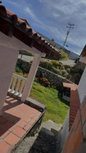 Mi casita de Los Andes في San Rafael: اطلاله على درج منزل مع ساحه