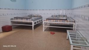 Ce lit se trouve dans un dortoir doté de 2 lits superposés et d'un mur. dans l'établissement Nhà nghỉ Hồng Vân, à Phan Rang
