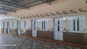 eine Reihe von Türen und Fenstern in einem Gebäude in der Unterkunft Nhà nghỉ Hồng Vân in Phan Rang