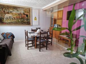 朱利亞的住宿－Casa Rural La Replaceta，一间带桌子的客厅和一间餐厅