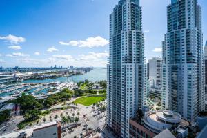 uitzicht op een stad met twee hoge gebouwen bij TR Miami 2 Bedroom Condo and Studio with Balcony in Miami