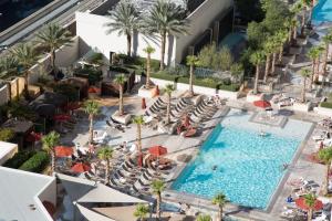 una vista panoramica su una piscina in un hotel di No Resort Fee Strip View Suite + Free Valet + Pool a Las Vegas