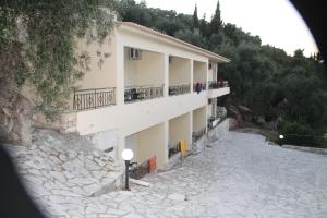 A balcony or terrace at Amfitriti Hotel & Studios