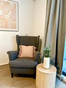 krzesło i stół w salonie w obiekcie A city oasis - cozy 1 bed apartment w mieście Perth