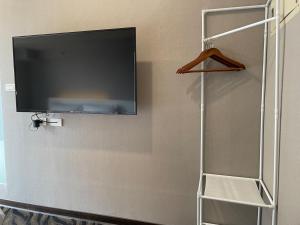 TV a/nebo společenská místnost v ubytování 藝築文旅-昆明館Artinn Kunming