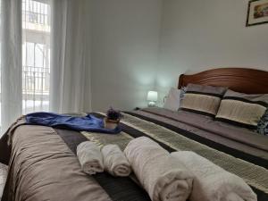 um quarto com uma cama com toalhas em Casa Rural La Replaceta em Chulilla
