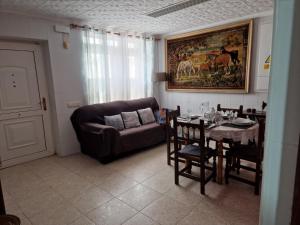 Casa Rural La Replaceta في تشيلالا: غرفة معيشة مع طاولة وأريكة