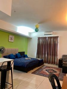 een woonkamer met een blauwe bank in een kamer bij Private Studio Viana Court Service Apartment 2 with private parking in Kota Bharu