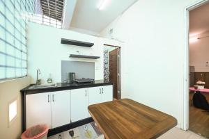 Kuchyň nebo kuchyňský kout v ubytování Cali Homestay