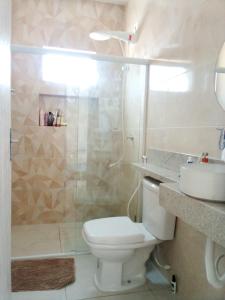 ein Bad mit einem WC, einer Dusche und einem Waschbecken in der Unterkunft Casatriz in Paripueira
