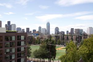 Blick auf die Skyline der Stadt mit einem Baseballfeld in der Unterkunft Capitol Hill Modern Studio with Free Parking! in Seattle