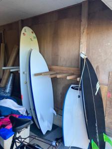 two surf boards and a surfboard in a room at 海っぺりー作田 in Katakai