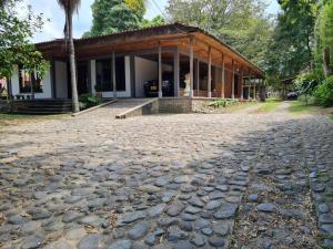 uma casa com uma rua de calçada em frente em Casa Vélez: habitación natural em Villamaría