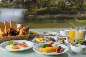 - une table avec des assiettes de produits pour le petit-déjeuner et des boissons dans l'établissement Hotel New Otani Saga, à Saga