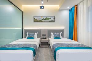 Voodi või voodid majutusasutuse Zhuhai Golden Lake Bay Hotel toas
