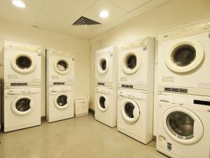 香港的住宿－218 Apartment，洗衣房配有4台洗衣机和烘干机