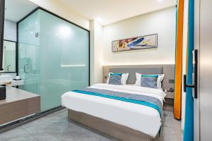 Voodi või voodid majutusasutuse Zhuhai Golden Lake Bay Hotel toas
