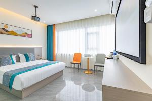sypialnia z łóżkiem, stołem i krzesłami w obiekcie Zhuhai Golden Lake Bay Hotel w mieście Zhuhai