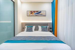 Voodi või voodid majutusasutuse Zhuhai Golden Lake Bay Hotel toas