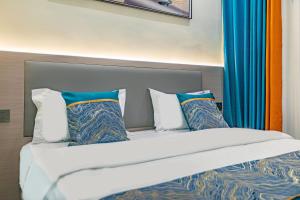 Voodi või voodid majutusasutuse Zhuhai Golden Lake Bay Hotel toas