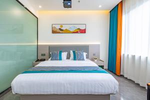 Voodi või voodid majutusasutuse Zhuhai Golden Lake Bay Hotel toas