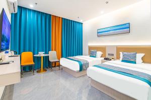 Voodi või voodid majutusasutuse Zhuhai Golden Lake Bay Hotel toas
