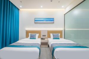 Voodi või voodid majutusasutuse Zhuhai Golden Lake Bay Hotel toas