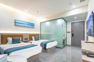 Voodi või voodid majutusasutuse Zhuhai Golden Lake Bay Hotel toas
