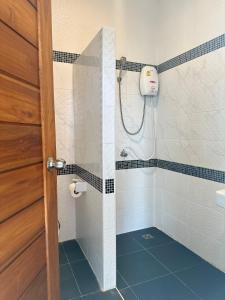 ウタイターニーにあるBan Suweenaのバスルーム(青の床のシャワー付)