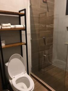 uma casa de banho com um WC e um chuveiro em Ceibo Lodge 
