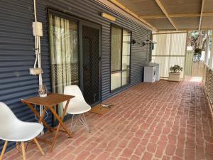 una casa con patio con mesa y sillas en Cosy Cottage in Geraldton - "Moresby Rest", en Bluff Point