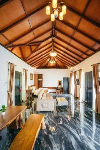a living room with a marble floor and a ceiling at de Bintan Villa in Tenaga