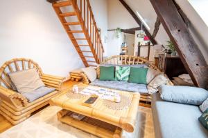 ein Wohnzimmer mit einem Sofa und einem Tisch in der Unterkunft Le petit soleil - Le T2 Climatisé in Amboise
