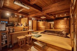 1 dormitorio en una cabaña de madera con 1 cama en Yamajuku Hanase-an - Vacation STAY 07897v, en Kawaguchi