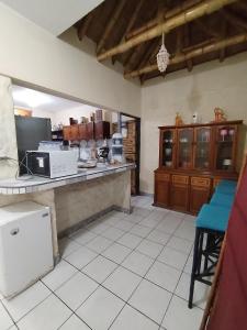 uma cozinha com um balcão e um micro-ondas em Casa BBb Punta Hermosa Planicie em Punta Hermosa