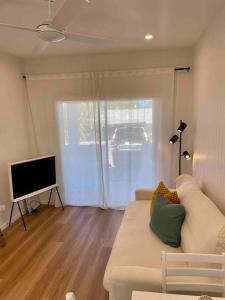 Μια τηλεόραση ή/και κέντρο ψυχαγωγίας στο Studio 2 Boreen Point Boutique Accommodation