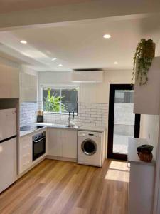 Η κουζίνα ή μικρή κουζίνα στο Studio 2 Boreen Point Boutique Accommodation