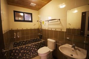 Bilik mandi di Meet B&B