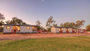 una fila de casas móviles en un parque en Cunnamulla Tourist Park, en Cunnamulla