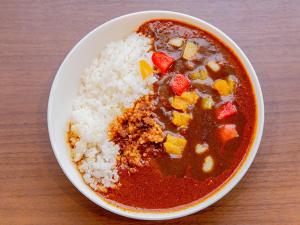 Anshin Oyado Tokyo Ogikuboten-Male Only في طوكيو: وعاء من الحساء والأرز على طاولة